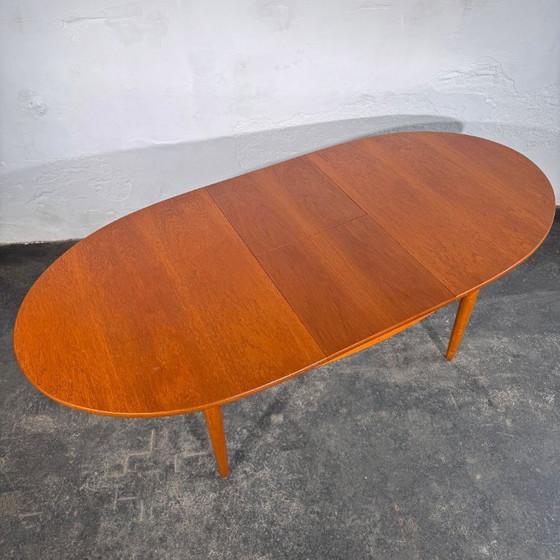 Image 1 of Mesa de comedor ovalada extensible de teca, estilo británico, década de 1960.