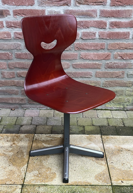 Image 1 of Chaire de l'école de design industriel Pagholz - Adam Stegner