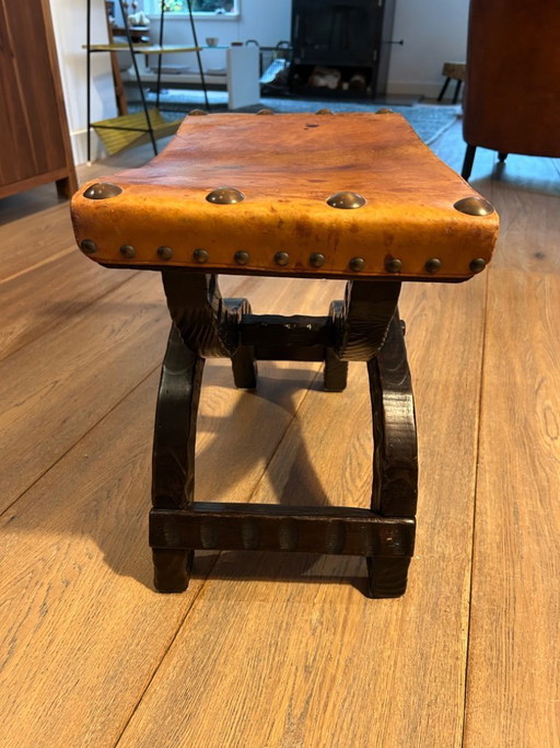 Taburete plegable francés de cuero en pino texturizado, circa 1960.