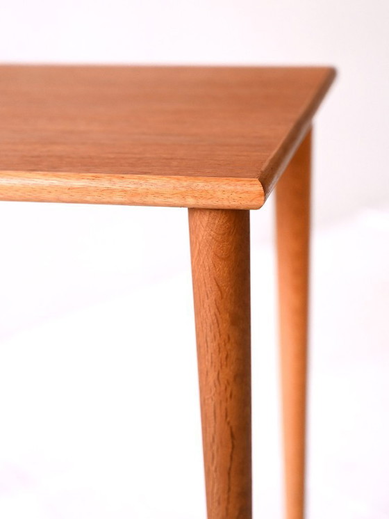 Image 1 of Pequeña mesa de centro escandinava de los años 50 con patas torneadas