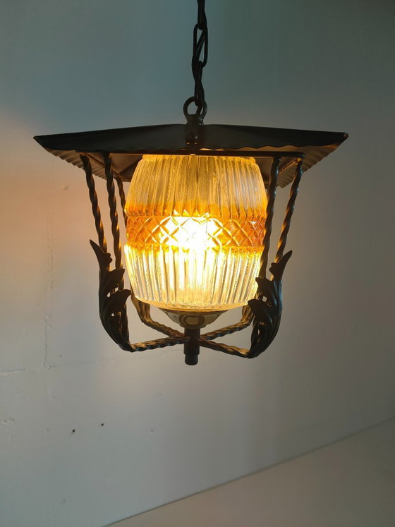 Image 1 of Lampada a sospensione a lanterna con vetro scanalato bianco ambrato.