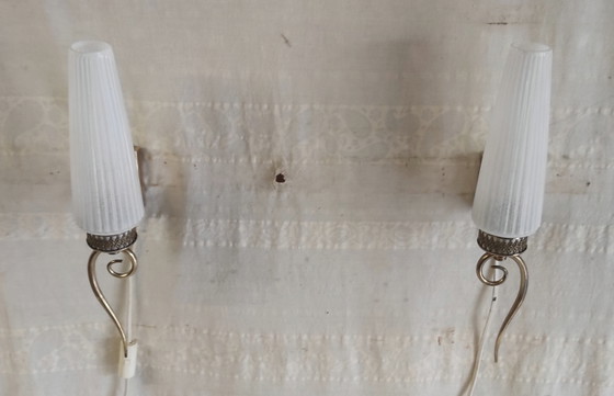 Image 1 of Applique moderniste in ottone e vetro opalino - metà del XX secolo