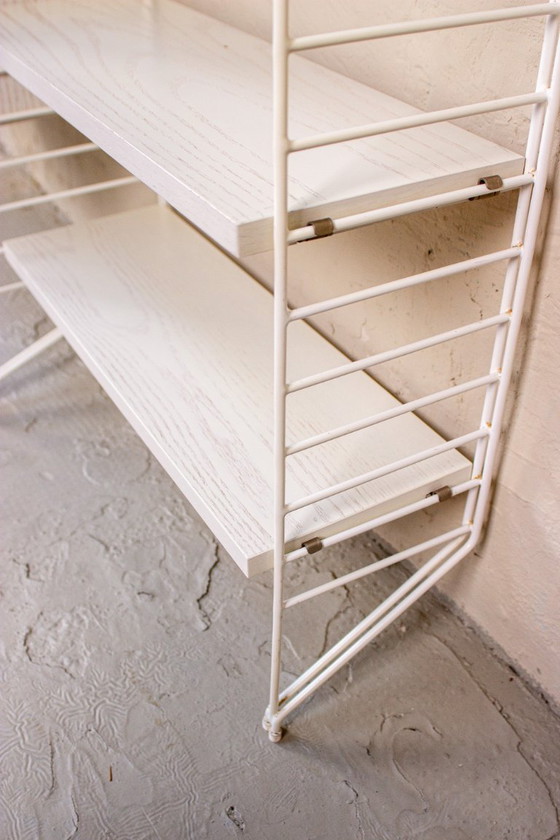 Image 1 of Buffet vintage original Nisse String Shelf blanc style milieu du siècle