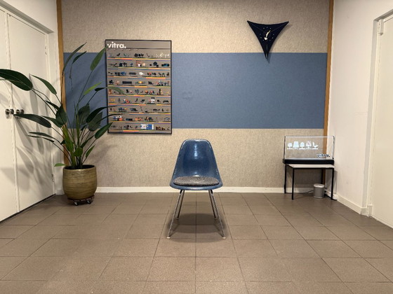 Herman Miller | Eames | DSX | Fibra de vidrio azul medio | 1 pieza – Sillas de comedor, Metal, Textile (photo 2 of 9)