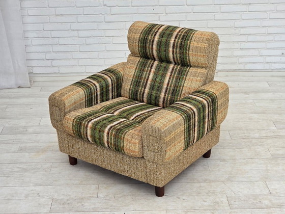 Image 1 of Fauteuil club danois des années 1980, par Nisbo Horsens, en laine d'ameublement.