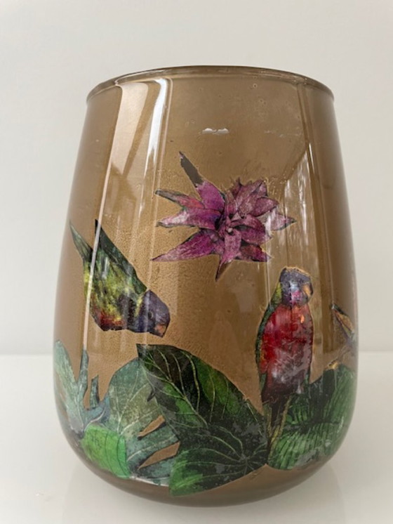 Image 1 of Glazen kaarsenhouder/vaas met exotische vogels – warm goudtint (17 cm)