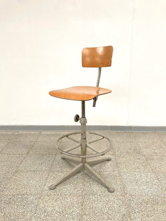 Image 1 of Mesa de dibujo «Reply» de Friso Kramer/Wim Rietveld con silla de arquitecto.