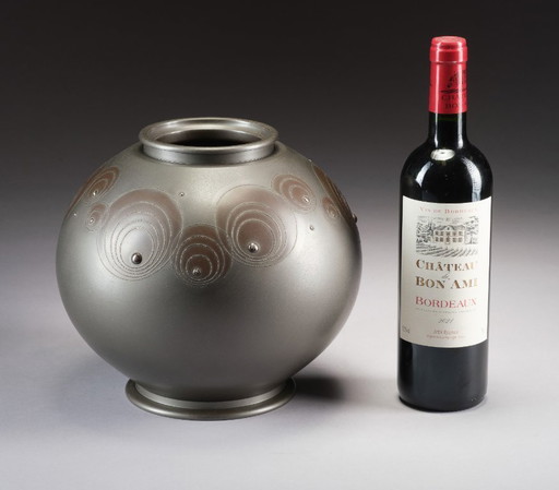 Art-Deco-style silver-patinated bronze vase by Arisu Mitsuo