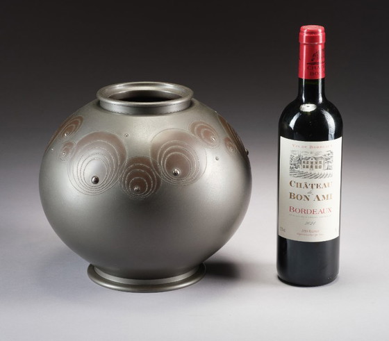 Image 1 of Art-Deco-style silver-patinated bronze vase by Arisu Mitsuo