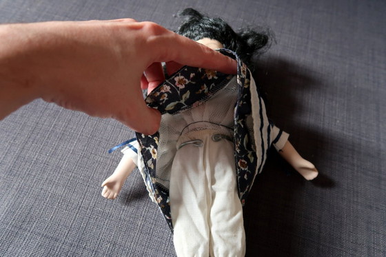 Image 1 of Elegante vintage porseleinen pop, blauw-witte schoonheid uit de 20e eeuw - 2C05