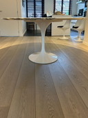 Knoll Saarinen Table de salle à manger marbre Arabescato pied ovale blanc