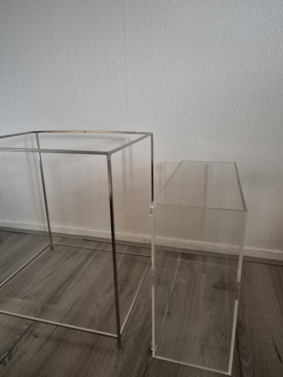 Image 1 of Table d'appoint moderne en plexiglas et aluminium