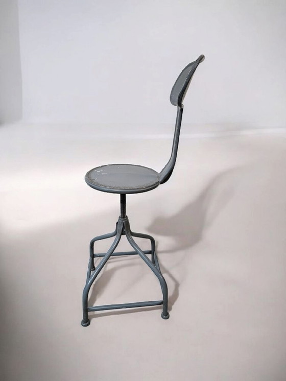 Image 1 of vintage metalen industriële Whale Tail draaistoel gereedschapsstoel grijs