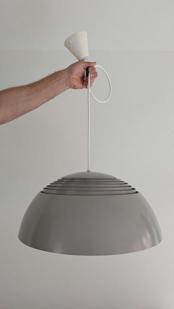 Louis Poulsen AJ Royal Arne Jacobsen, Beleuchtung, Metall, Grau (Foto 4 von 7)