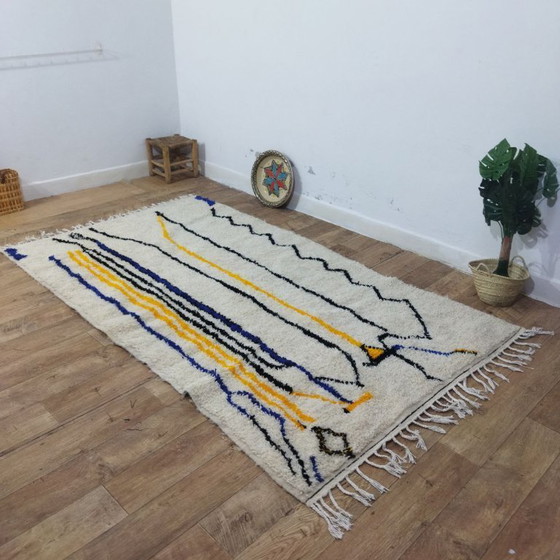 Image 1 of Minimal Line Berber Rug – Handgemaakt Marokkaans Tapijt met Grafische Lijnen (256 × 146 cm)
