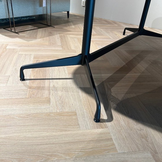 Image 1 of Table de salle à manger Eames segmentée Vitra