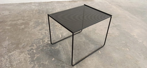 Table d'appoint postmoderne en métal perforé