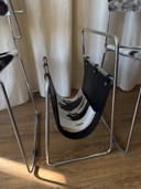 Portariviste vintage con struttura tubolare cromata e rivestimento in pelle nera.