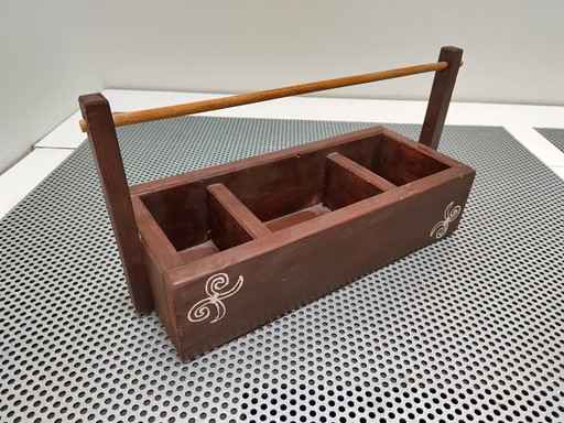 Hölzerne Aufbewahrungsbox (Tee) mit Tribal-Design und Griff.