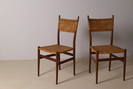 Image 1 of Set van 4 Italiaanse eetkamerstoelen van teakhout en rotan.