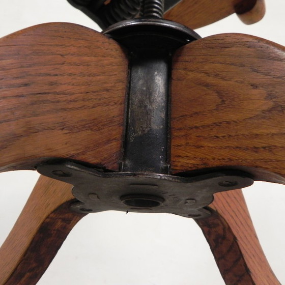 Silla de oficina de roble con sistema de muelles ajustable y regulación de altura, década de 1950. (photo 33 of 35)