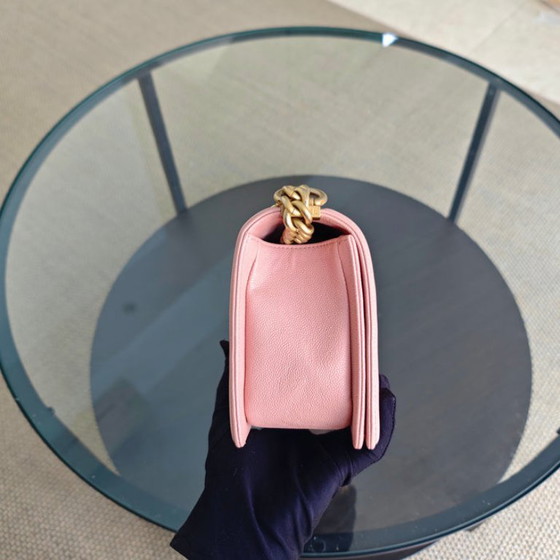Image 1 of Borsa Chanel Boy Medium - Caviar 25 cm trapuntata rosa chiaro con finiture dorate Serie 25