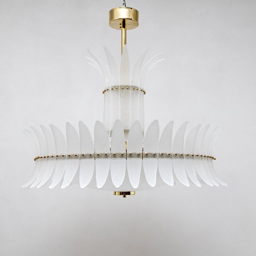 Lustre Art déco en verre de Murano italien, orné de plumes et de détails en laiton.