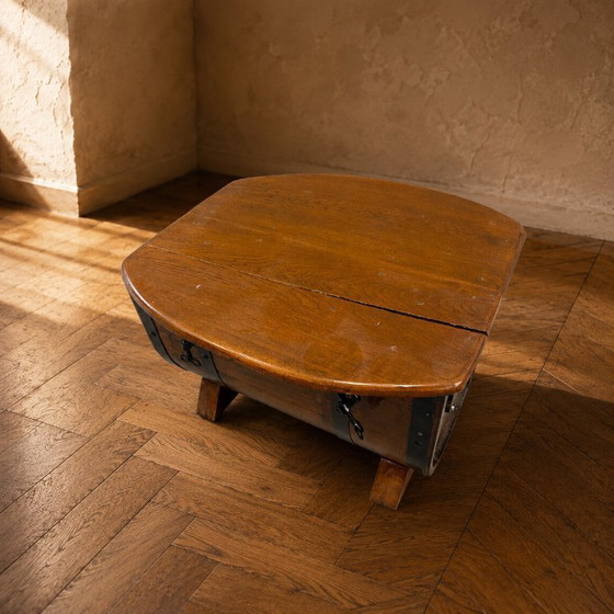 Image 1 of Cassapanca contenitore in rovere a forma di botte con cinghie in metallo nero, anni '30-'40