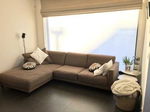 Sillón de tela marrón