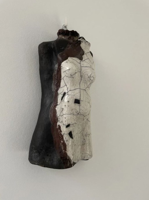 Sculpture murale en céramique – torse féminin en glaçure raku
