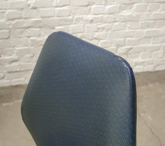 Image 1 of Set van vier minimalistische vintage keukenstoelen, nachtblauw kunstleer met chroomaccenten. België, jaren 60.