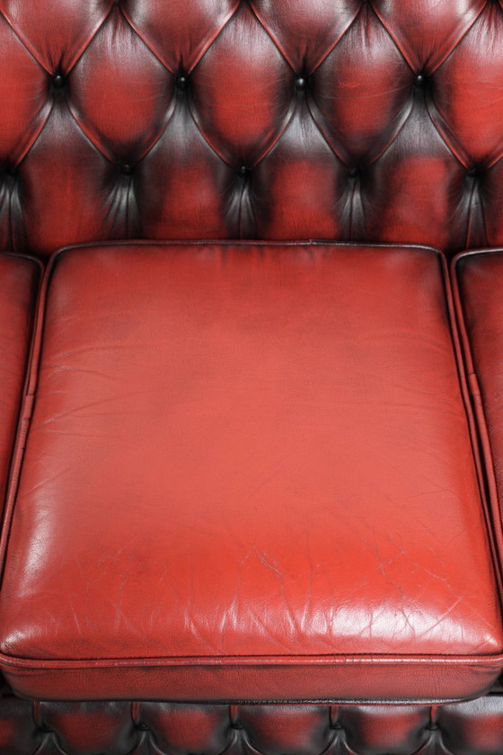 Image 1 of Englisches Chesterfield-Sofa, 2,5-/3-Sitzer, aus Rindsleder in luxuriösem Rot