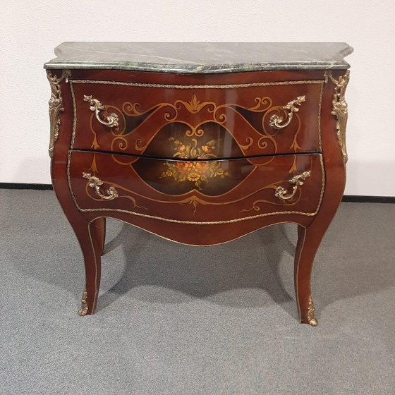 Image 1 of Commode bombée de style Louis XV français avec plateau en marbre