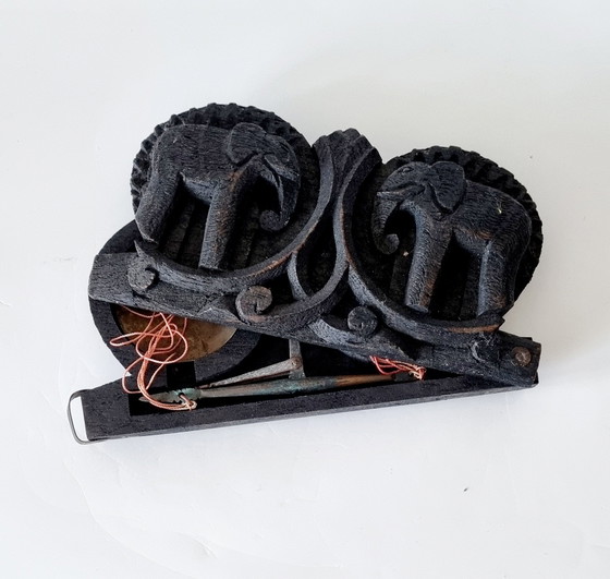 Image 1 of Antica bilancia in legno di teak intagliato.