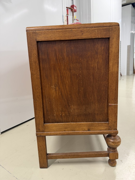 Image 1 of houten kast met twee deuren van loodglas en lade