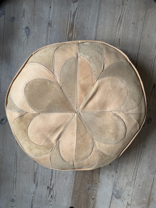 Pouf vintage en cuir tanné au végétal