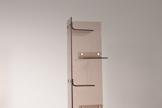 Image 1 of Iconische Michel Dumas boekenkast van plexiglas – Frans design uit de jaren 70, geïnspireerd op het ruimtetijdperk.