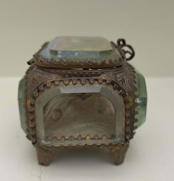 Image 1 of Joyero francés antiguo – Cristal facetado y latón (c. 1900)