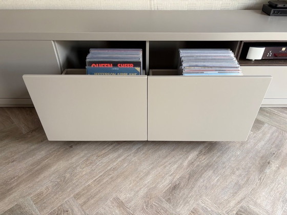 Hochwertiger, maßgefertigter Audio-TV-Schrank. – Wandschrank, Mdf (photo 3 of 7)