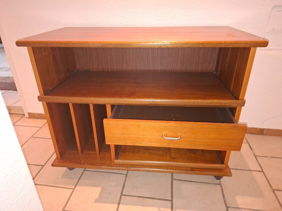 Image 1 of Houten ladekast met lade, uittrekbare planken en wielen.