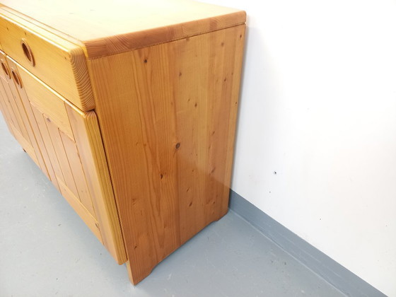 Image 1 of Meuble de rangement Charlotte Perriand Les Arcs vintage en pin des années 60 70