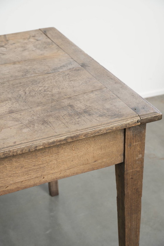 Image 1 of Antiker französischer Esstisch aus grauer Eiche für 6 bis 8 Personen mit Baguetteschublade und wunderschöner Patina.