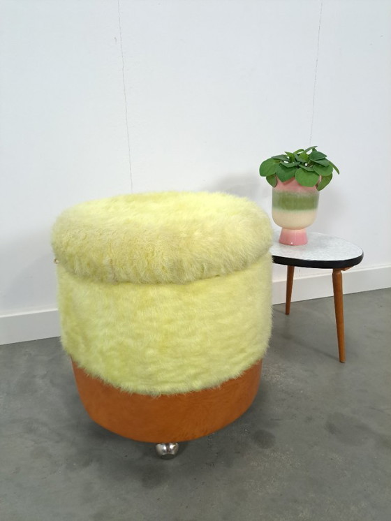 Image 1 of Pouf giallo soffice, sgabello contenitore, cesto della biancheria su ruote