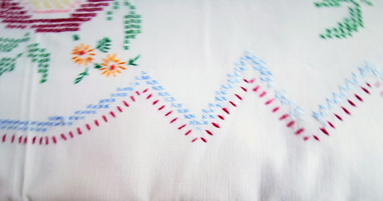 Image 1 of 1950, Mantel bordado a mano