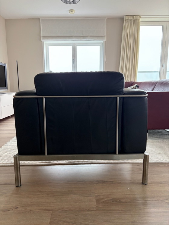 Fauteuil en cuir noir avec cadre couleur argent (photo 4 of 10)