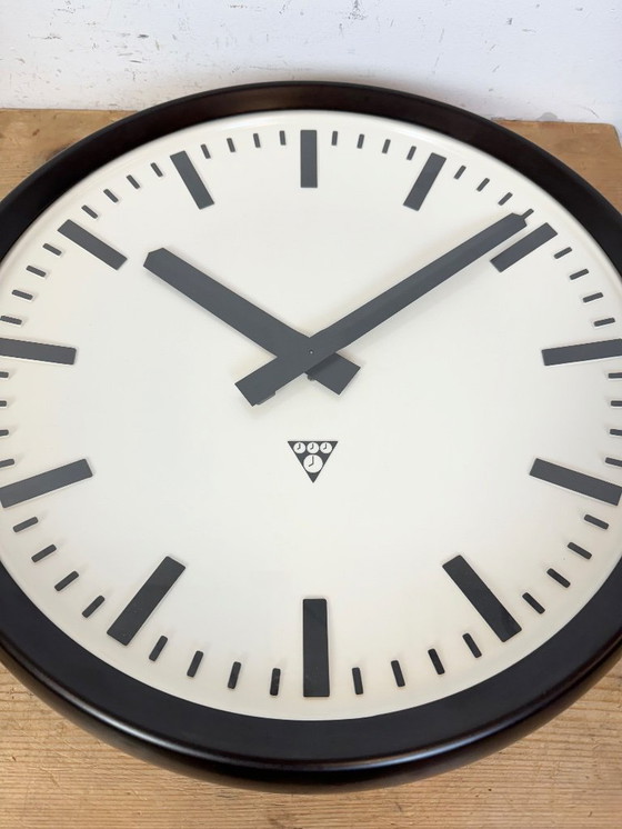 Image 1 of Grote industriële bakelieten fabriekswandklok van Pragotron, jaren 60