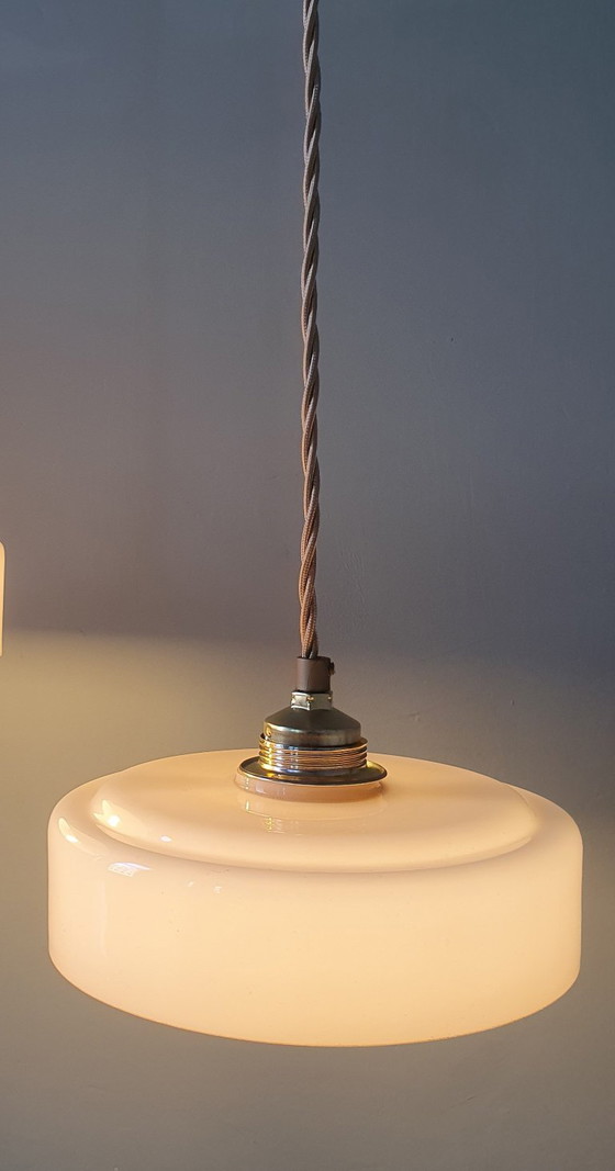 Image 1 of Suspension Art Déco vintage en verre opalin rose pastel.