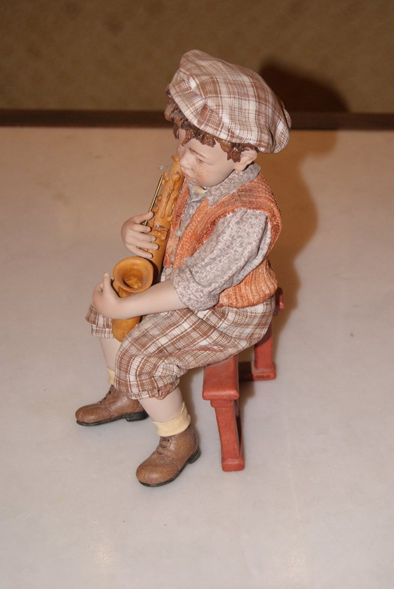 Image 1 of Statuette eines Jungen mit Saxophon in Capodimonte