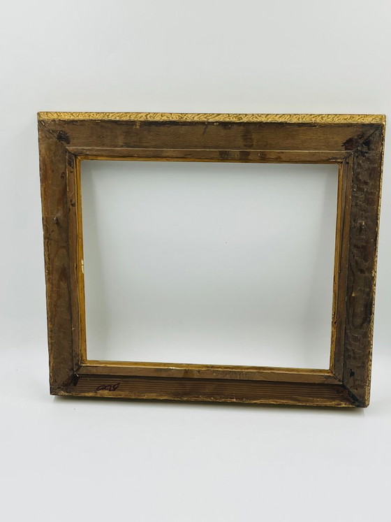 Image 1 of Vintage, gesneden houten lijst met een gouden afwerking.