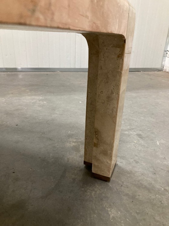 Image 1 of Marmeren salontafel uit de jaren '80, met mozaïekpatroon, gebroken wit en zalmkleur met messing accenten.